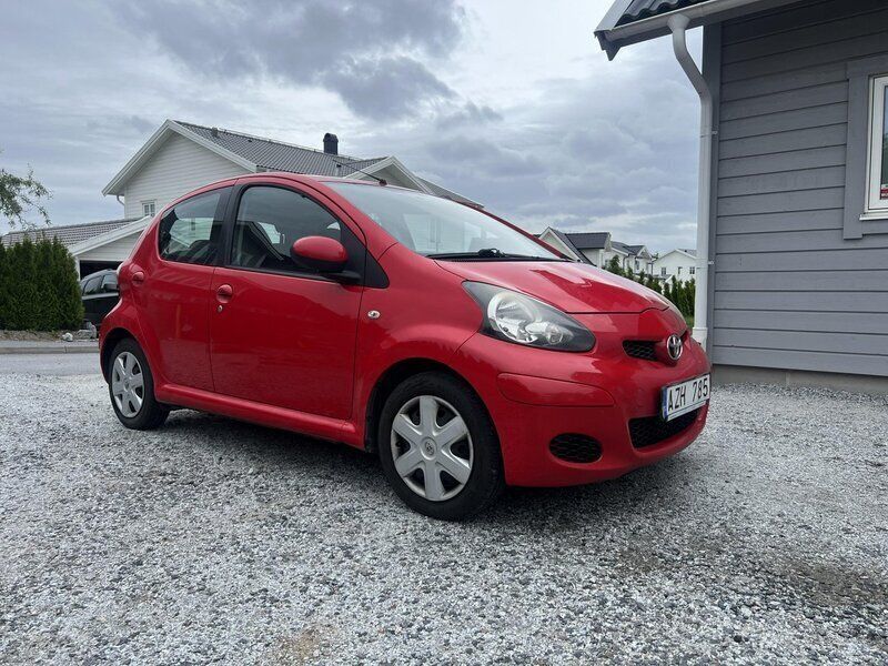 Röd Begagnad 2011 Toyota Aygo Halvkombi | 29 900 kr (Marknadspris) - Bild 1/4