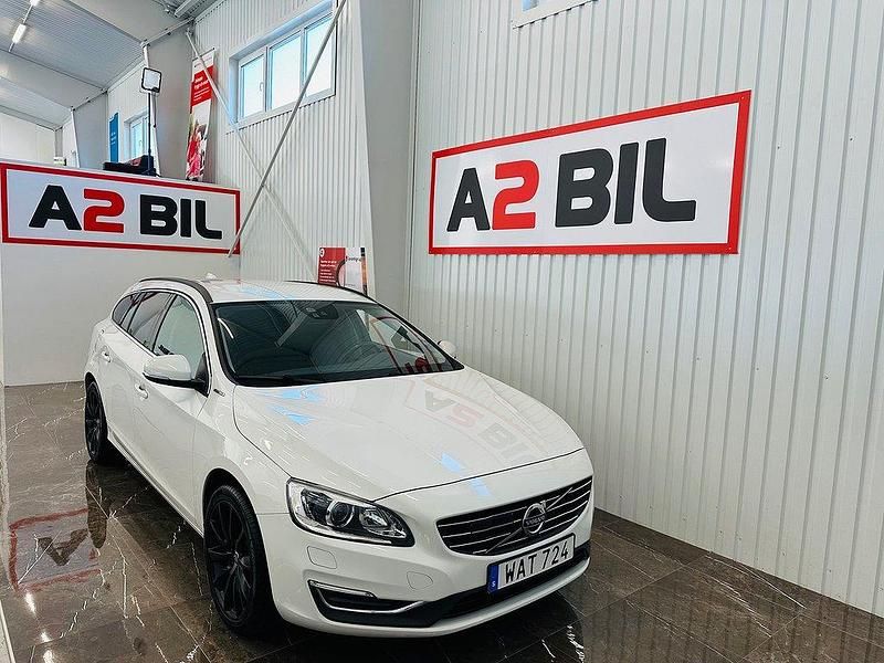Vit Begagnad 2017 Volvo V60 Momentum Kombi | 154 900 kr (Lite dyr) - Bild 1/4