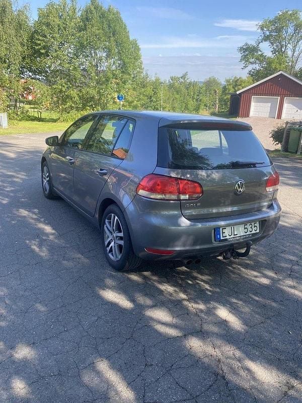 Grå Begagnad 2010 VW Golf VI Halvkombi | 55 000 kr (Bra pris) - Bild 1/4