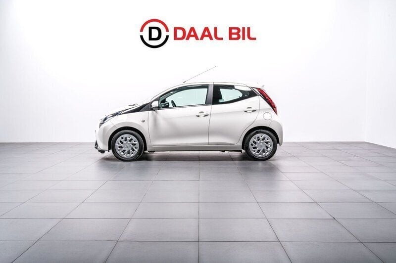 Vit Begagnad 2019 Toyota Aygo Connect Style Halvkombi | 124 700 kr (Marknadspris) - Bild 1/4