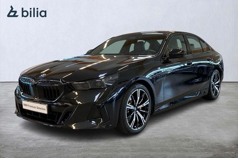Svart Begagnad 2025 BMW 530e M Sport Sedan | 649 000 kr (Bra pris) - Bild 1/4