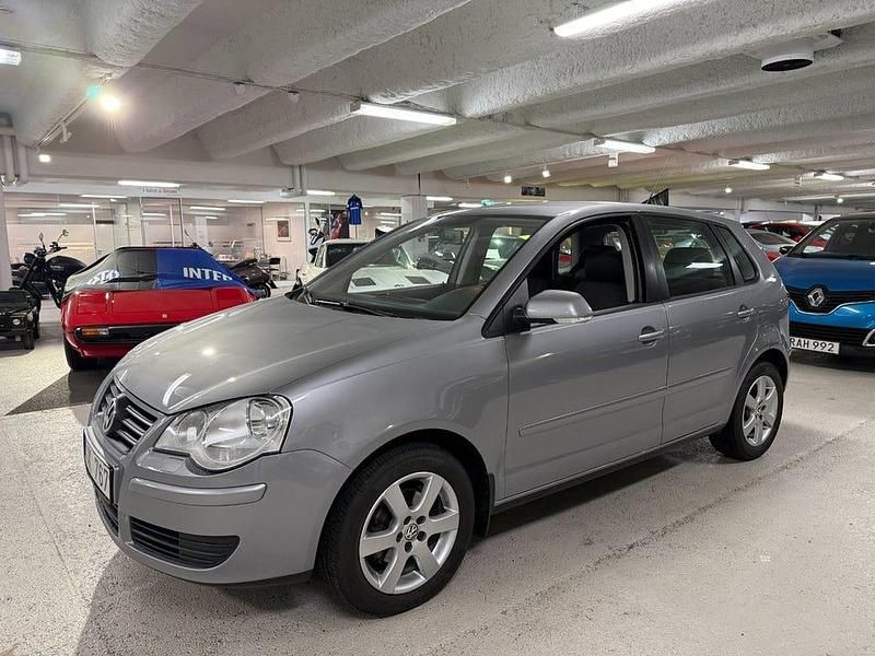 Silver Begagnad 2008 VW Polo Comfortline Halvkombi | 59 900 kr (Dyr) - Bild 1/4