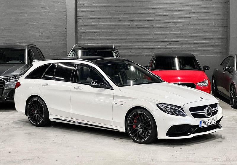 Vit (vit metallic) Begagnad 2016 Mercedes C63S AMG AMG Kombi | 479 900 kr (Marknadspris) - Bild 1/4
