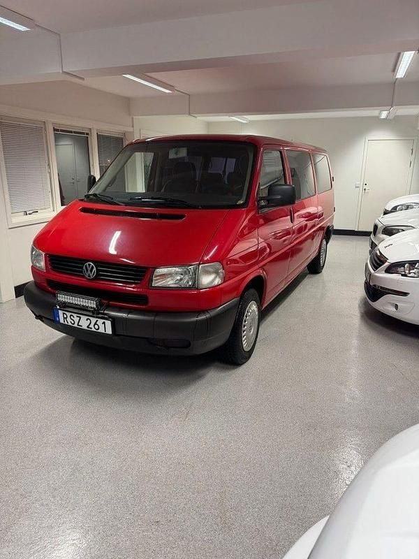 Begagnad VW Caravelle 116 HK (85 kW) 2001 Röd Minibuss