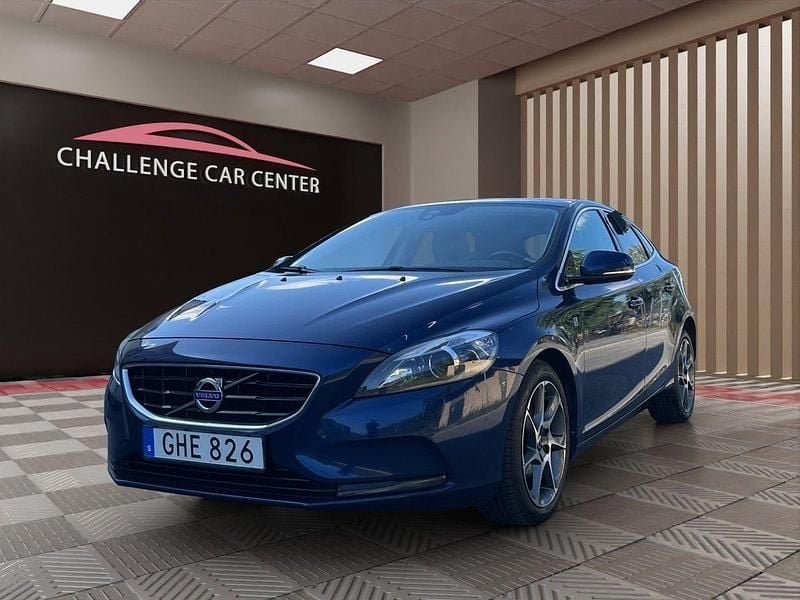 Blå Begagnad 2014 Volvo V40 Momentum Kombi | 119 900 kr (Marknadspris) - Bild 1/4