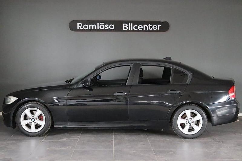 Svart Begagnad 2006 BMW 318 Sedan | 42 900 kr (Marknadspris) - Bild 1/4