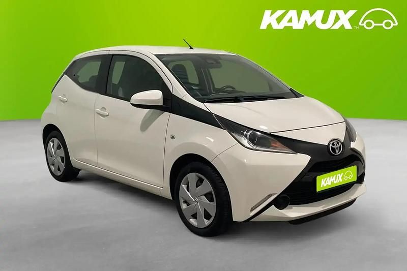 Vit Begagnad 2018 Toyota Aygo X-play Halvkombi | 84 900 kr (Marknadspris) - Bild 1/4