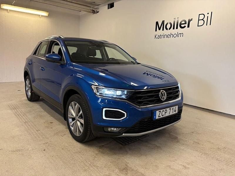 Blå (ravennablå metallic) Begagnad 2018 VW T-Roc Style SUV | 149 900 kr (Marknadspris) - Bild 1/4