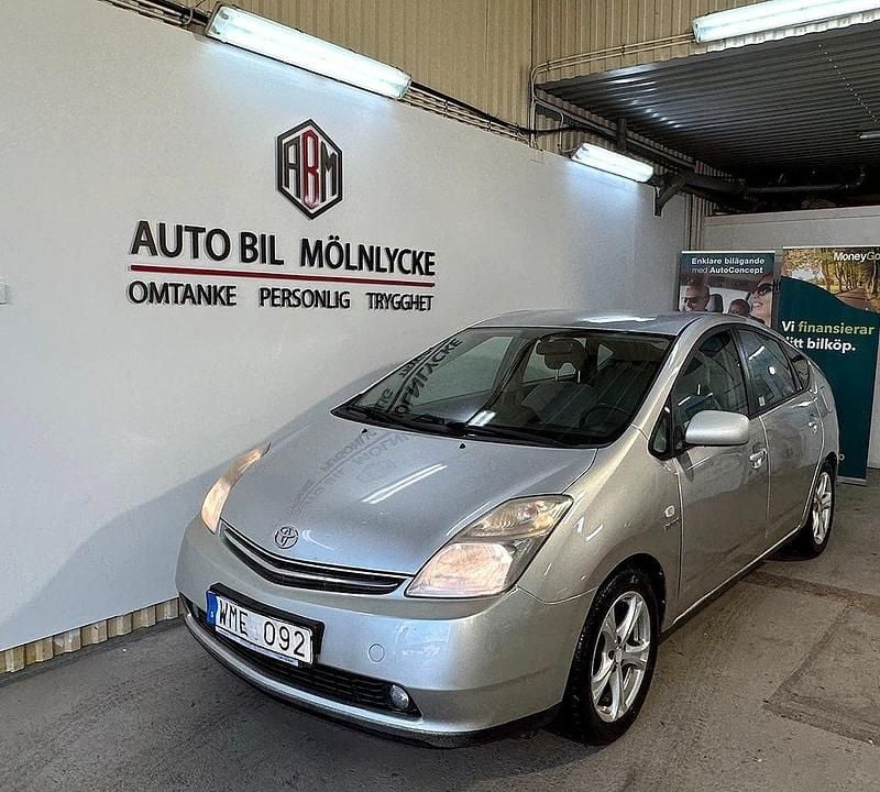 Silver Begagnad 2004 Toyota Prius Halvkombi | 34 900 kr (Marknadspris) - Bild 1/4