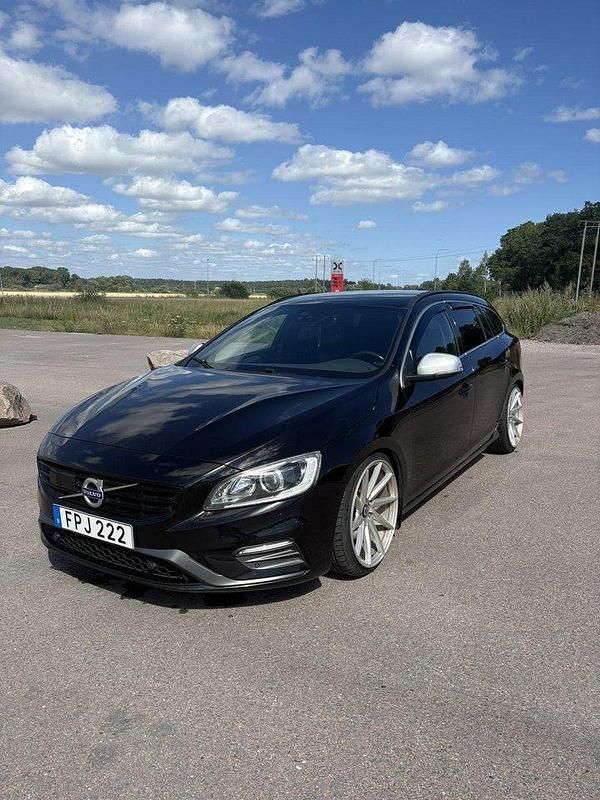 Svart Begagnad 2017 Volvo V60 R-Design Kombi | 162 500 kr (Dyr) - Bild 1/4