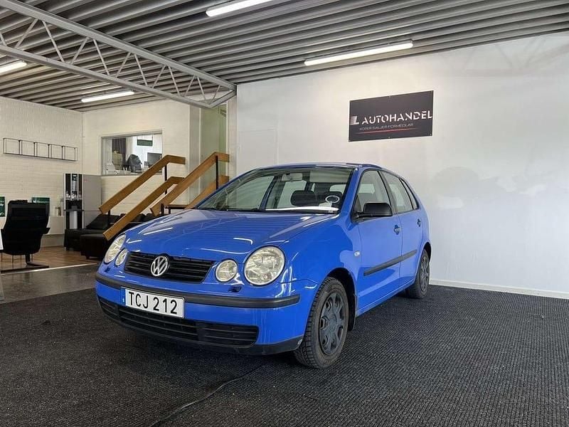 Ljusblå Begagnad 2002 VW Polo Halvkombi | 19 900 kr (Marknadspris) - Bild 1/4