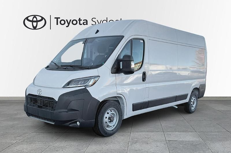 Vit Begagnad 2024 Toyota Proace Comfort Minibuss | 549 900 kr (Marknadspris) - Bild 1/4
