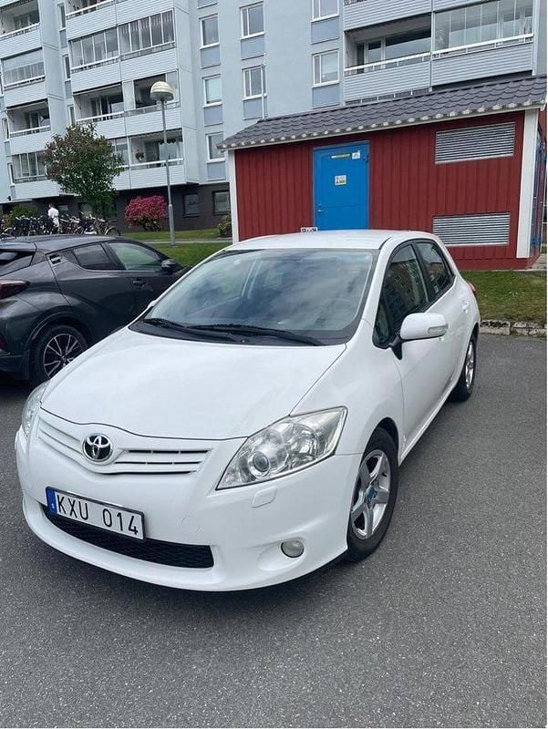 Vit Begagnad 2010 Toyota Auris Plus Halvkombi | 56 000 kr (Marknadspris) - Bild 1/4