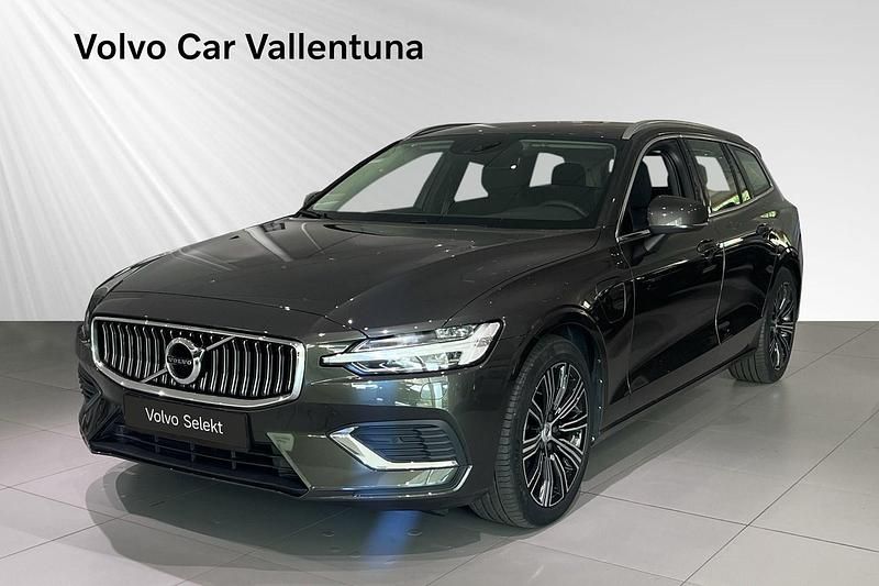 Grå Begagnad 2022 Volvo V60 Kombi | 374 900 kr (Marknadspris) - Bild 1/2