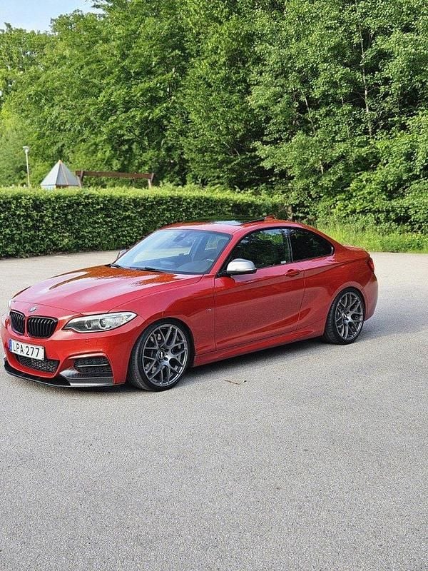 Röd Begagnad 2015 BMW M235 M Performance Sportkupé | 240 000 kr - Bild 1/1