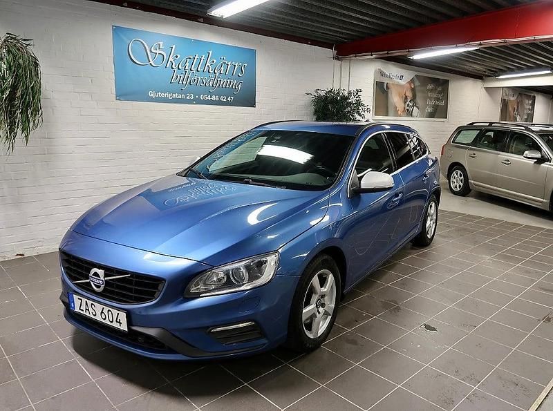 Blå Begagnad 2017 Volvo V60 R-Design Kombi | 155 000 kr (Superpris) - Bild 1/4