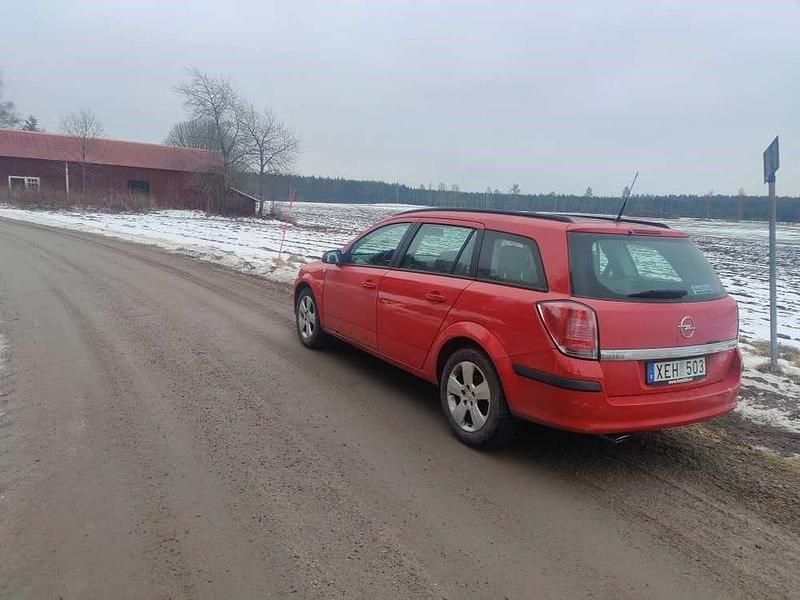 Begagnad Opel Astra 200 HK (147 kW) 2006 Röd behöver en polering