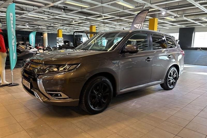 Begagnad Mitsubishi Outlander 224 HK (164 kW) 2020 Brun SUV