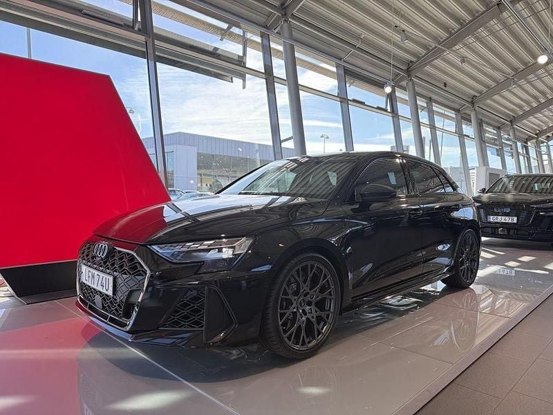Mytsvart metallic Ny 2025 Audi RS3 Sportback Comfort Halvkombi | 789 000 kr - Bild 1/4