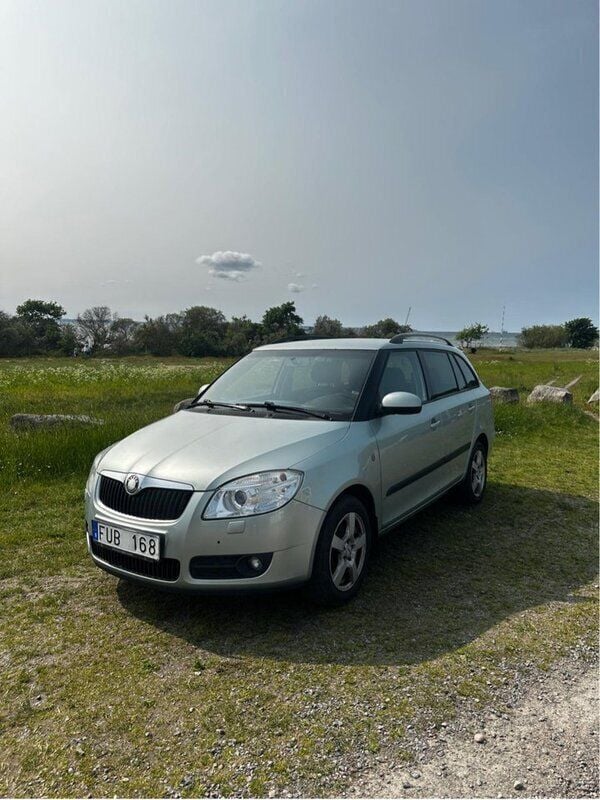 Grön Begagnad 2010 Skoda Fabia Ambiente Kombi | 35 000 kr (Marknadspris) - Bild 1/4