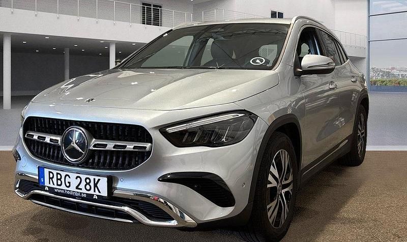 Silver Begagnad 2024 Mercedes GLA200 Advanced Plus SUV | 389 000 kr (Superpris) - Bild 1/4