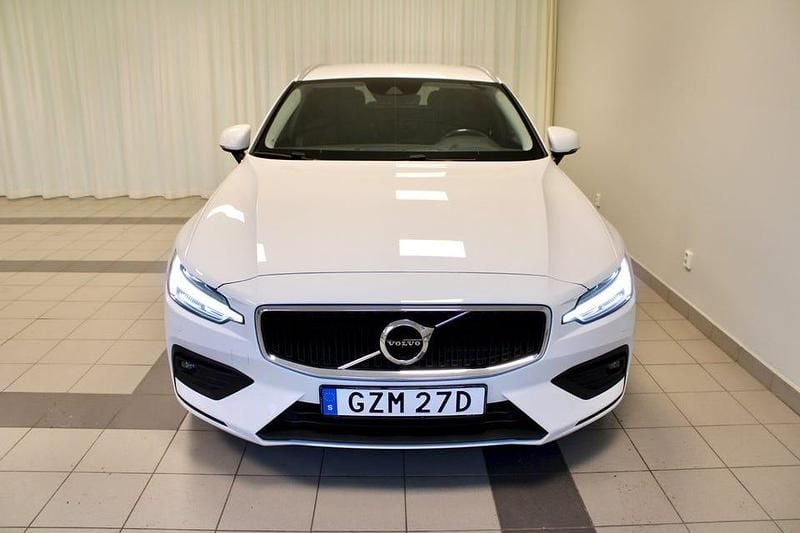 Begagnad Volvo V60 Momentum 197 HK (144 kW) 2021 Vit Kombi