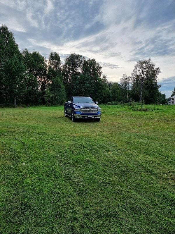 Blå Begagnad 2016 RAM 1500 Pickup | 379 000 kr (Marknadspris) - Bild 1/4