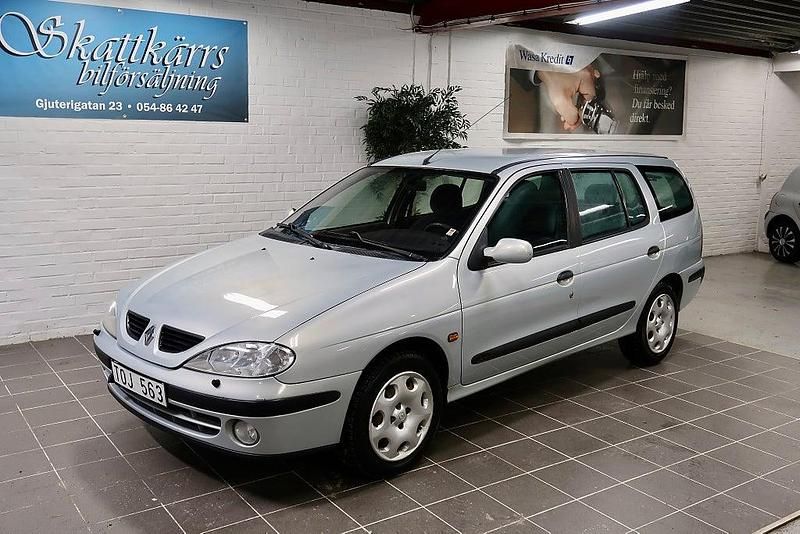 Ljusgrå Begagnad 2002 Renault Mégane GrandTour Authentique Kombi | 17 000 kr (Marknadspris) - Bild 1/4