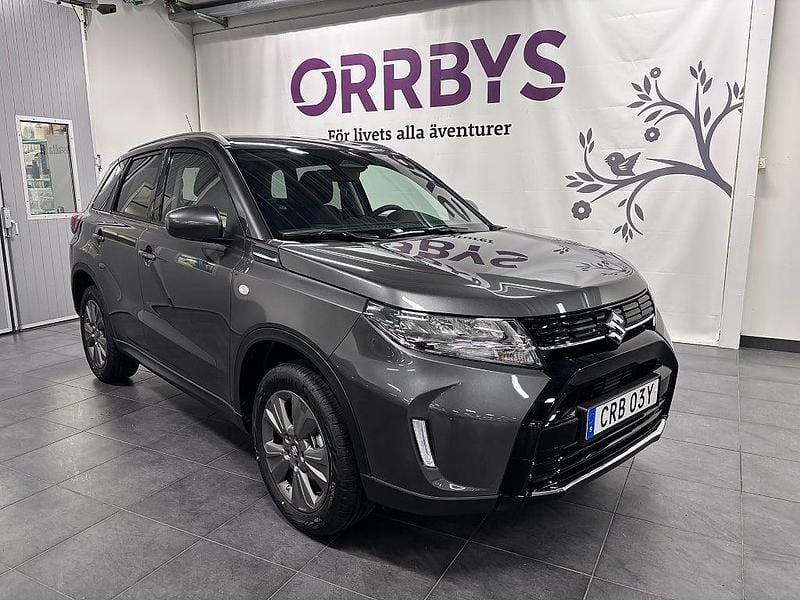 Grå Ny 2026 Suzuki Vitara | 306 800 kr (Bra pris) - Bild 1/4