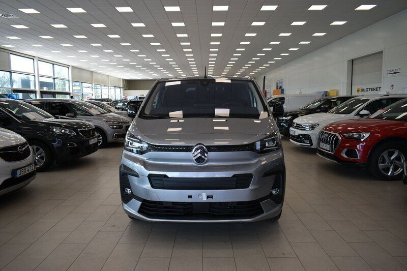 Grå (gråmetallic) Ny 2024 Citroën e-Jumpy Business Class Minibuss | 525 900 kr (Marknadspris) - Bild 1/4