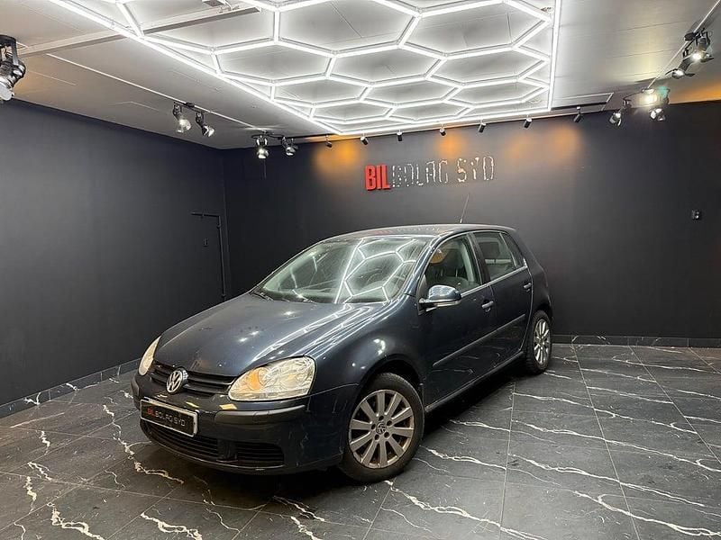 Begagnad VW Golf IV Trendline 102 HK (75 kW) 2005 Mörkblå Halvkombi