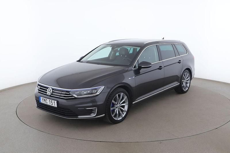 Mörkgrå Begagnad 2018 VW Passat GTE Kombi | 193 000 kr (Marknadspris) - Bild 1/4