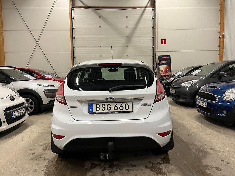 Begagnad Ford Fiesta Titanium 101 HK (74 kW) 2015 Vit Halvkombi
