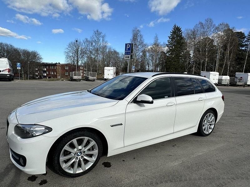 Vit Begagnad 2017 BMW 520 Kombi | 138 000 kr (Superpris) - Bild 1/4