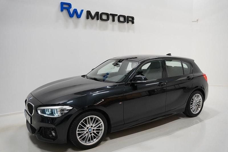Svart Begagnad 2019 BMW 118 M Sport Halvkombi | 179 800 kr (Bra pris) - Bild 1/4