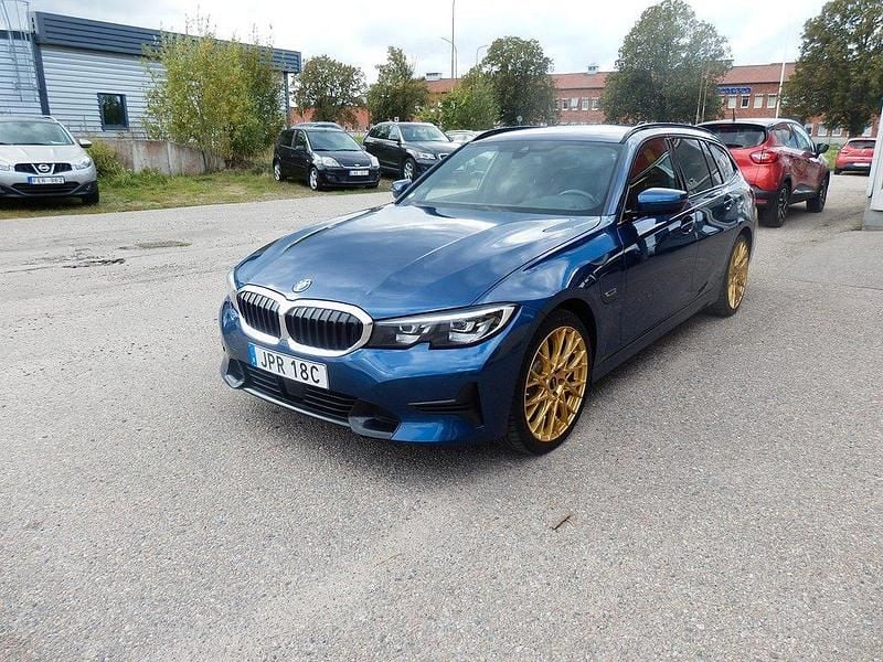 Blå Begagnad 2021 BMW 330e Sport Line Kombi | 349 000 kr (Marknadspris) - Bild 1/4