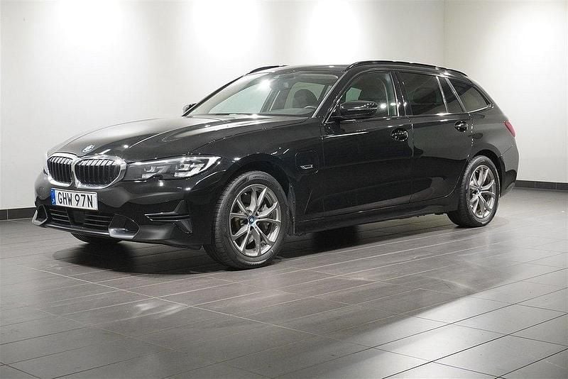 Svart Begagnad 2022 BMW 330e Sport Line Kombi | 329 500 kr (Marknadspris) - Bild 1/4