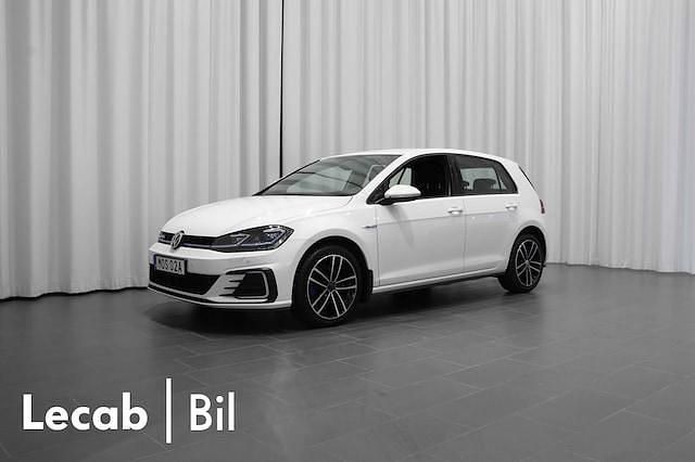 Vit Begagnad 2020 VW Golf VIII GTE Sedan | 199 500 kr (Superpris) - Bild 1/4