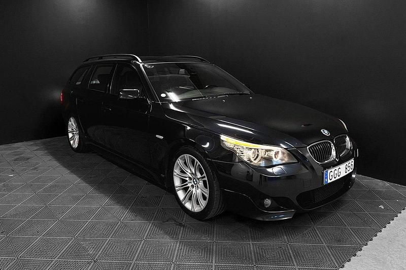 Svart Begagnad 2007 BMW 523 M Sport Kombi | 79 700 kr (Dyr) - Bild 1/4