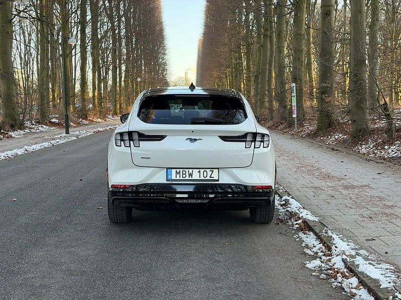 Begagnad Ford Mustang Mach-E 258 kW (351 HK) 2021 Star white platinum metallic SUV