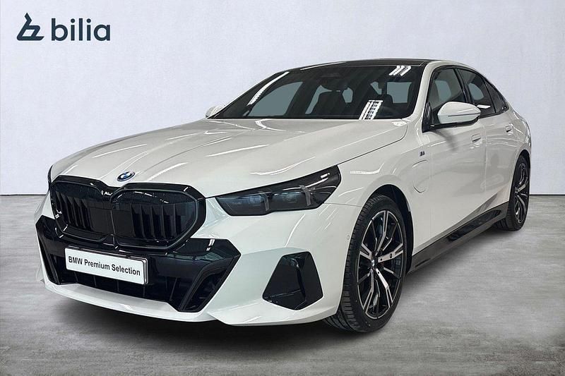 Vit (alpinvit ) Begagnad 2025 BMW 530e M Sport Sedan | 729 900 kr (Lite dyr) - Bild 1/4