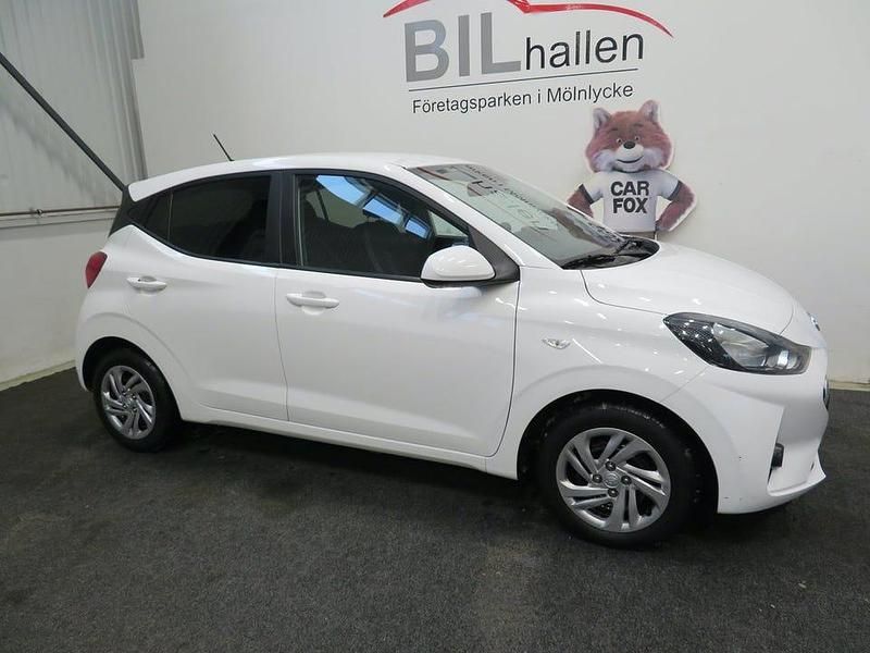 Begagnad Hyundai i10 Essential 67 HK (49 kW) 2023 Vit Halvkombi