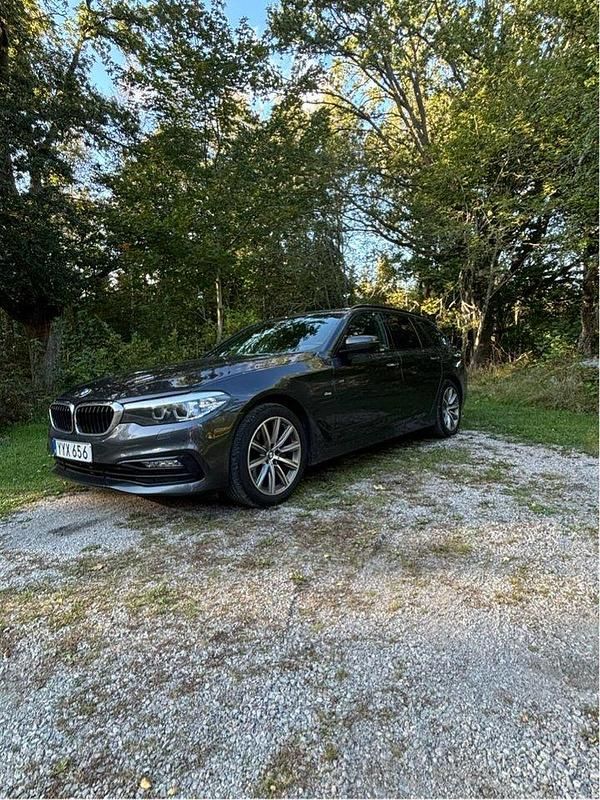 Grå Begagnad 2018 BMW 520 Sport Line Kombi | 265 000 kr (Superpris) - Bild 1/4