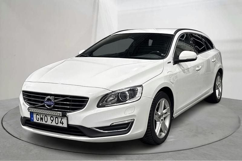 Vit Begagnad 2016 Volvo V60 Momentum Kombi | 179 000 kr - Bild 1/4