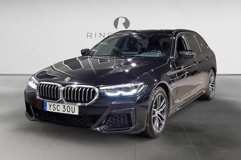 Svart Begagnad 2022 BMW 530e M Sport Kombi | 369 900 kr (Bra pris) - Bild 1/3