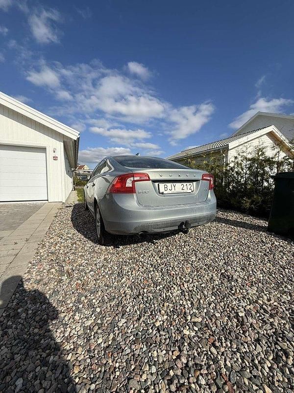 Blå Begagnad 2011 Volvo S60 Momentum Sedan | 85 000 kr (Marknadspris) - Bild 1/4