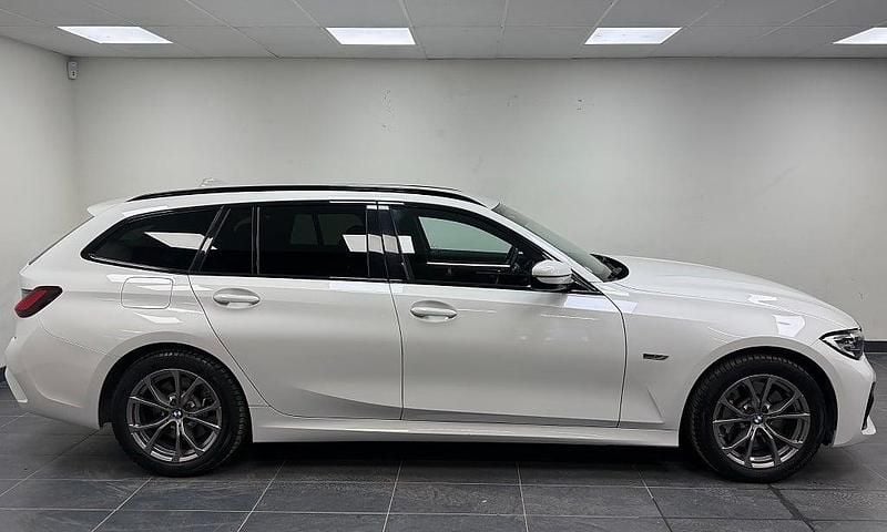 Begagnad BMW 330e M Sport 184 HK (135 kW) 2021 Vit Kombi