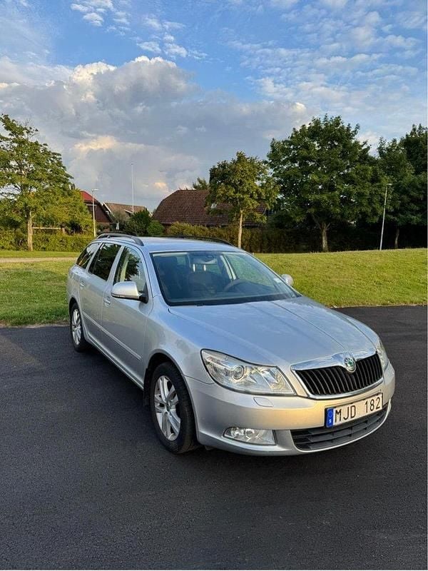 Silver Begagnad 2013 Skoda Octavia Elegance Kombi | 65 000 kr (Bra pris) - Bild 1/4
