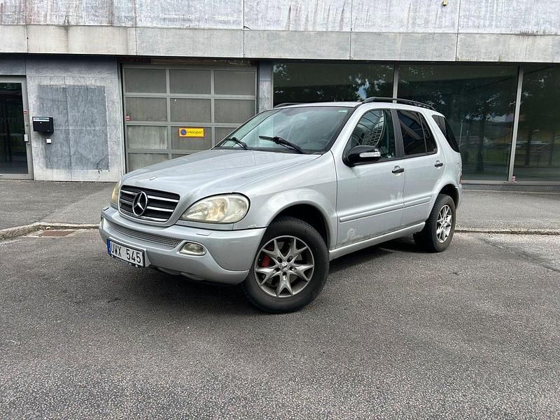 Silver Begagnad 2004 Mercedes ML400 SUV | 69 900 kr - Bild 1/4