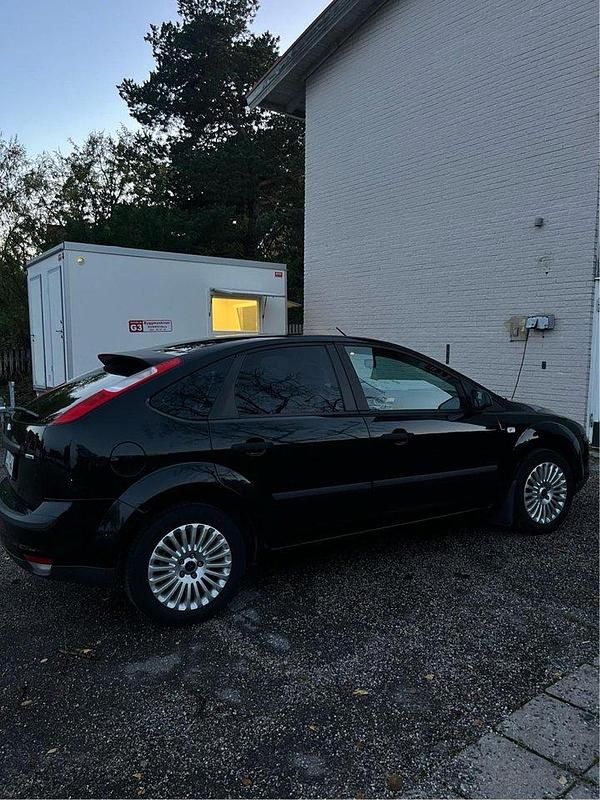 Svart Begagnad 2006 Ford Focus Halvkombi | 23 800 kr (Marknadspris) - Bild 1/2